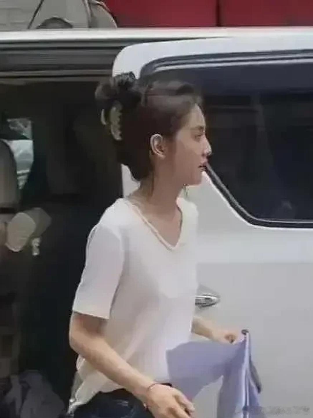 章若楠真实的身材其实挺瘦的，可为什么在电视上看起来却这么丰满呢？真是让人摸不着头