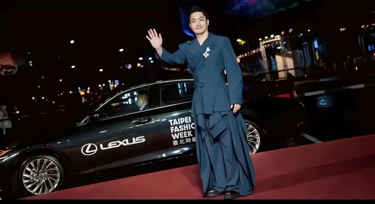 这是蒋万安穿着日本服装，你神奇个啥！他们台北市办个活动他还穿上了日本