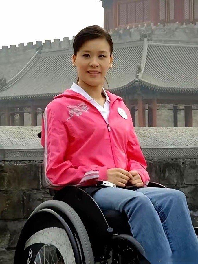 高位截瘫，胸部以下全没知觉。一个连大小便都无法自理的女人，不仅嫁了千万富豪，生了