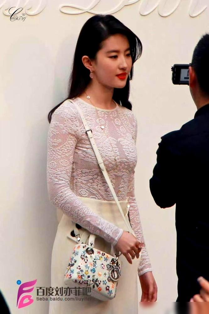 你敢信？刘亦菲巴黎秀场白蕾丝裙翻车，粉丝直接把跟了她7年的老造型师骂到关评论！