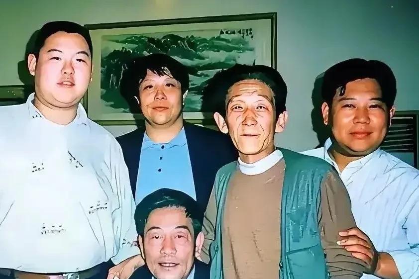 郭德纲，皆因成名！照片上的这几个人大家都认识，现如今已是走的走，散的散了，而起