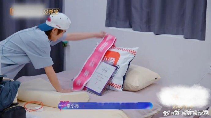王濛在李小冉面前秀荣誉王濛翻滚到李小冉面前给她一拳濛姐拿第一就飘了，在李小冉面前