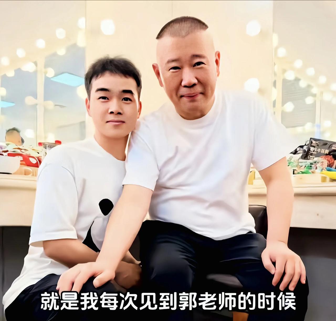 岳云鹏后继有人，尚筱菊装大佬，被烧饼无情推飞的一幕太可乐了烧饼家这局组得热闹