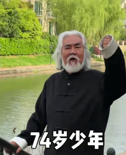 自从娶了小自己31岁的小娇妻杜星霖后，著名导演张纪中老先生被不少网友调侃为“夜夜