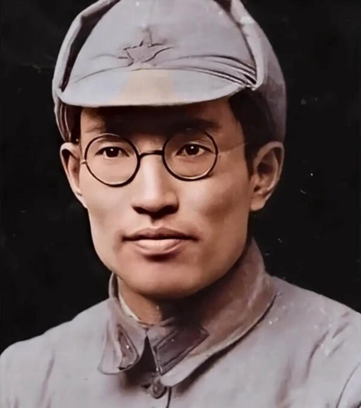 红军时期朱瑞的老照片。朱瑞是江苏宿迁人，1928年从莫斯科克拉辛炮兵学校毕业回国