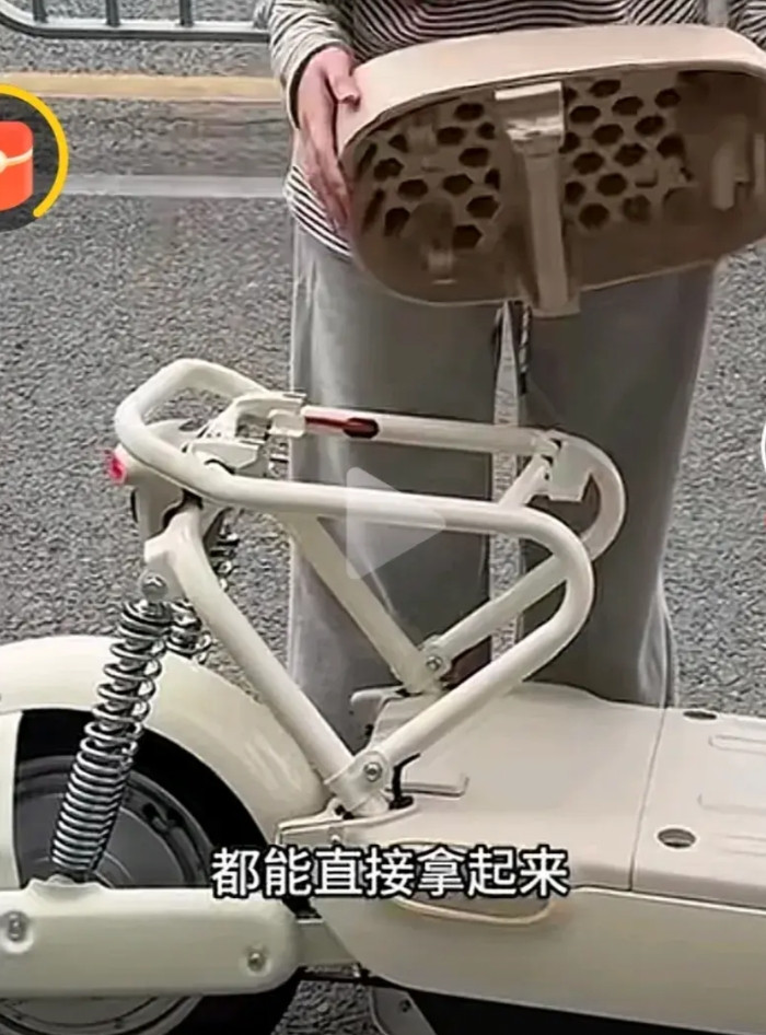 新国标电动车的坐垫不能固定，随时可以拿起来，也没有尾箱。我就想问：骑车出门坐