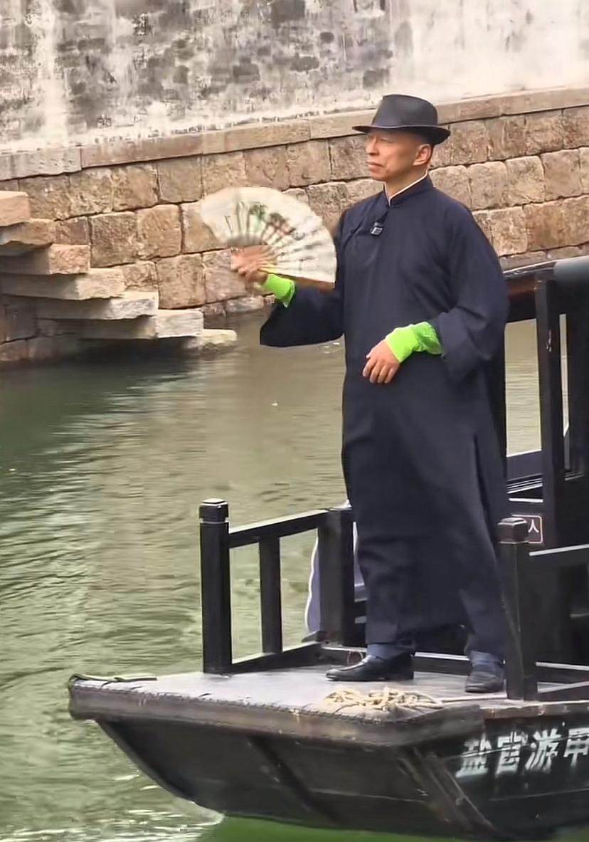 你还别说，张朝阳往船头一站，江湖味儿就出来了。一身长袍，一顶礼帽，一把折扇，那股