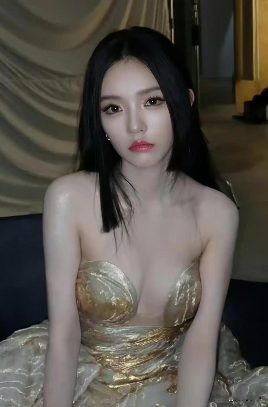林允这身材气质华丽贵气感！一身抹胸款式利落大方，完整露出精致肩颈与锁骨线条，