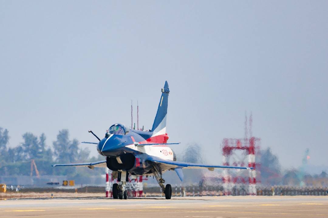 八一飞行表演队震撼亮相新加坡航展 精彩检验性飞行引关注