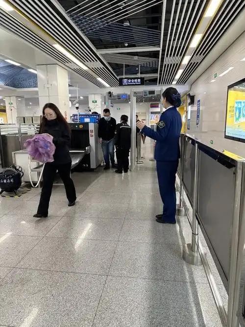 “牛掰吹大了！”上海，一男子在酒局上吹牛，说自己亲戚承包了上海地铁5号线第3方服