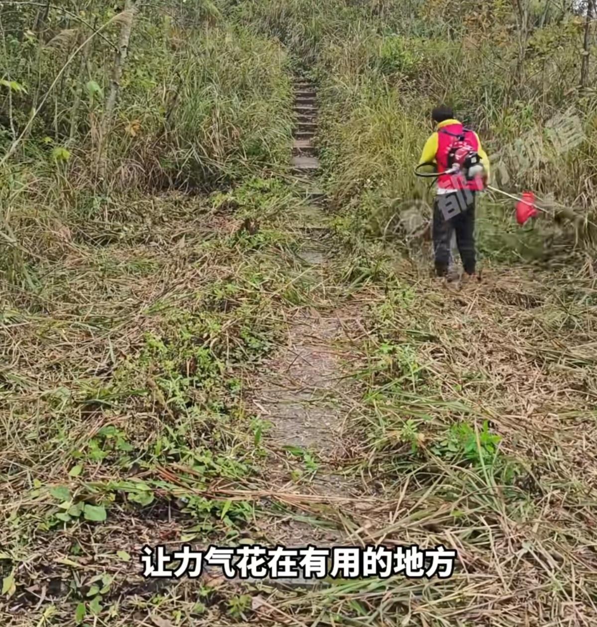 寻常人健身，总想着办卡进馆，对着器械反复撸铁。贵州兴义的小伙林峰，偏偏走出了