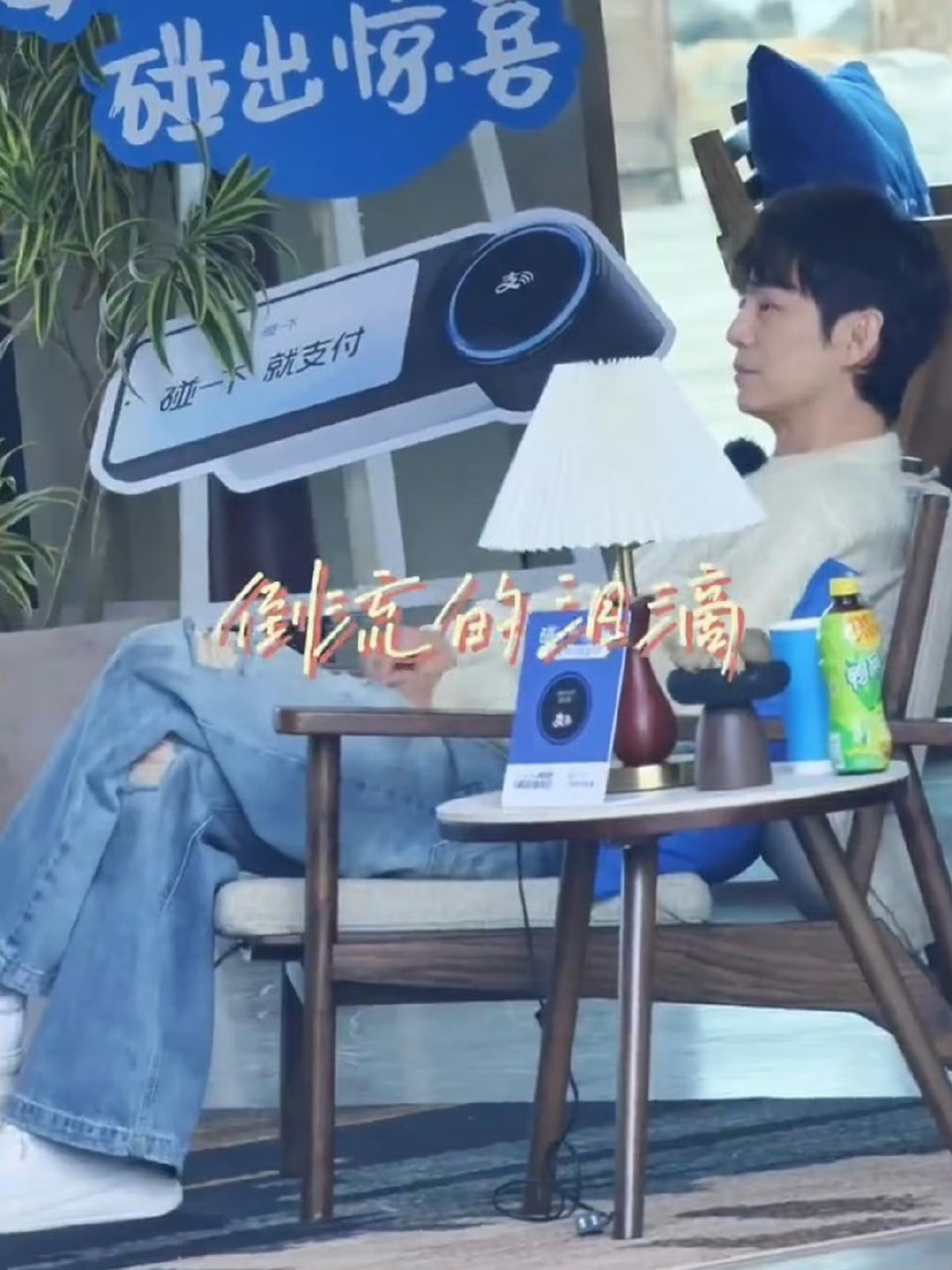 何炅误入客栈杀猪盘亲爱的客栈王鹤棣吴泽林：欢迎何老师！然后——来，活干一下