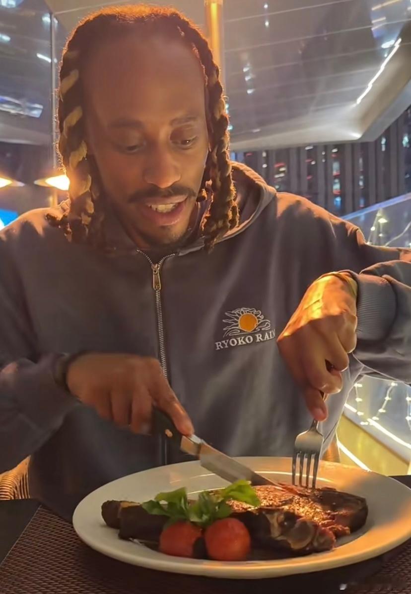 忙里偷闲，外援麦考尔和中方经纪人一起过感恩节，期间麦考尔谈及来到广东队的感受👇