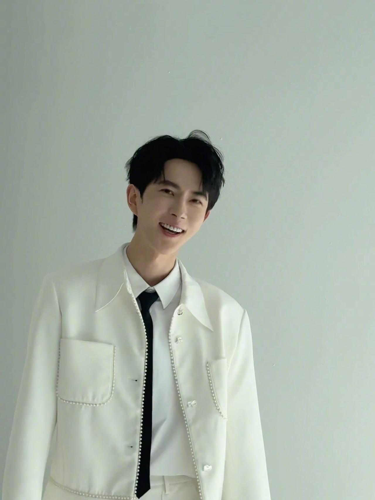 初遇时的惊艳，足够在心里刻上好几百年。后来流转的时光，刚好用来慢慢读懂这份特别。