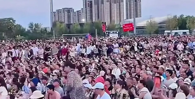 昨天世界出现一个奇观的天文现象，大连市区很多地方都下了大雨，然而唯独刀郎演唱会的