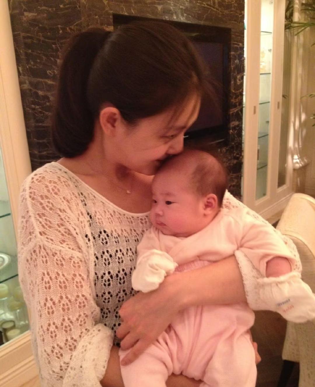 现在回想起来，大s在访谈和节目里讲过很多她和小s孩子之间的故事，她真的对小s
