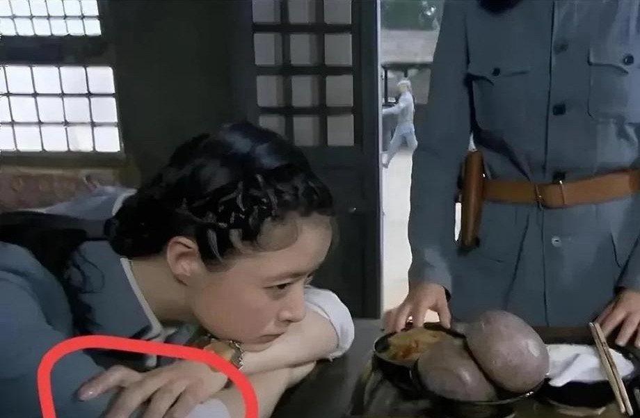 美甲都忘了卸了！