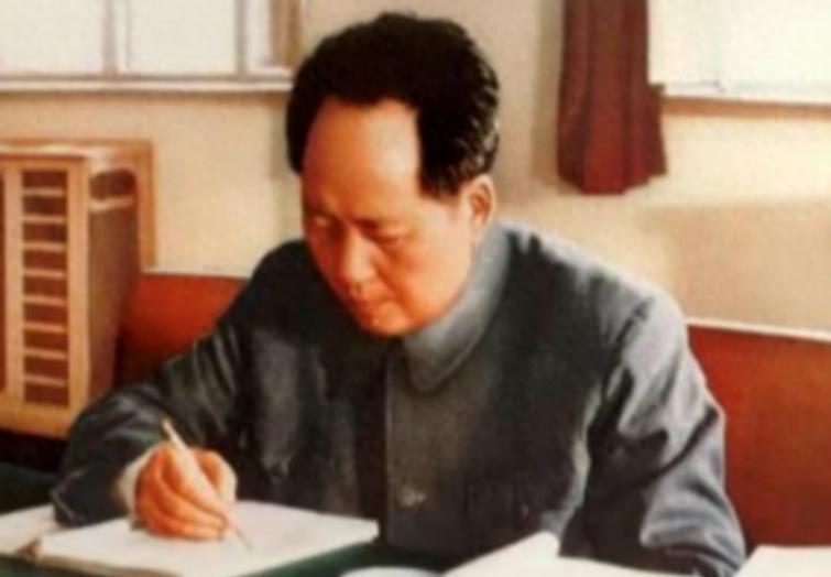 新中国成立后毛主席托人探望贺子珍，他们见面时贺子珍感动落泪称对方为救命恩人！1