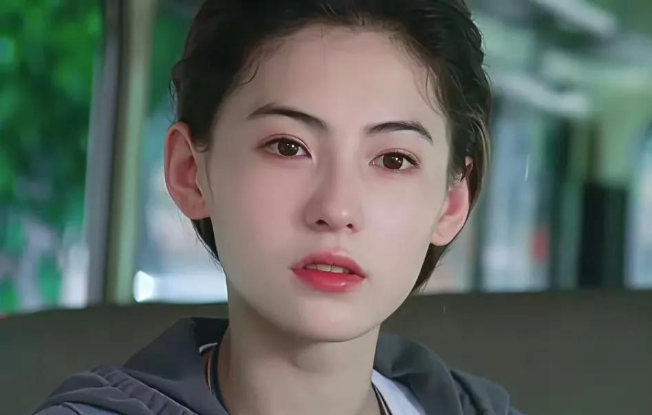万万没有想到，为什么很多网友说估计只有张柏芝才是真正的美女？宋祖儿、鞠婧祎只