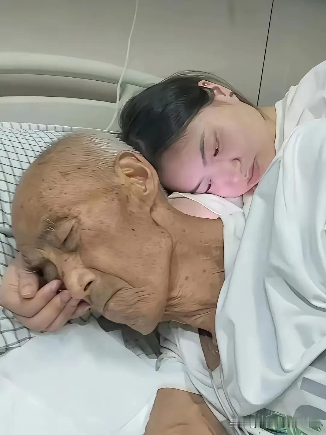 爷爷生病住院，他一手带大的孙女非要去医院照顾爷爷。医生说：自从孙女来了之后，爷爷