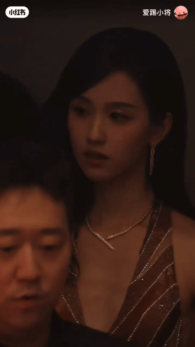 金鹅拿陈都灵试灯光呢？