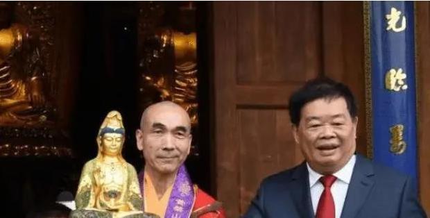 曹德旺和王石一起参观万福寺，寺庙破败不堪，方丈说：重修寺庙需要1600万。曹德旺