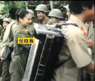 任晓梅是一位漂亮活泼的文艺兵，在1986年至1987年，兰州军区陆军第47军参加