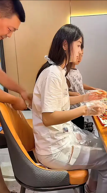 我以为是他女儿呢，搞半天是他老婆啊。