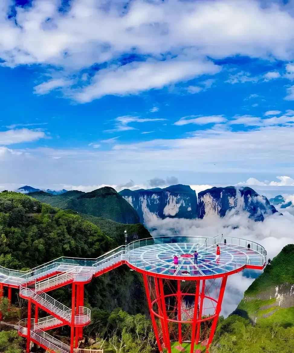 张家界七星山三年前快关门，我去年夏天去了一趟，山顶风大得能把人吹成风筝。景区把悬