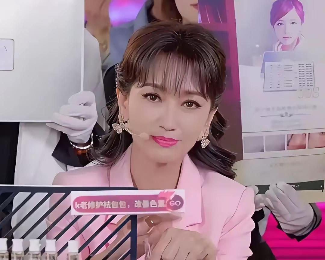 不懂就问为什么赵雅芝明明很有钱还要深夜去直播呢？说实话，今年感觉赵雅芝她的