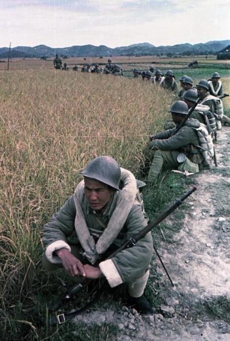 1949年，苏联摄影师镜头下在田间休息的解放军战士，可以看见他们普遍装备了缴获的