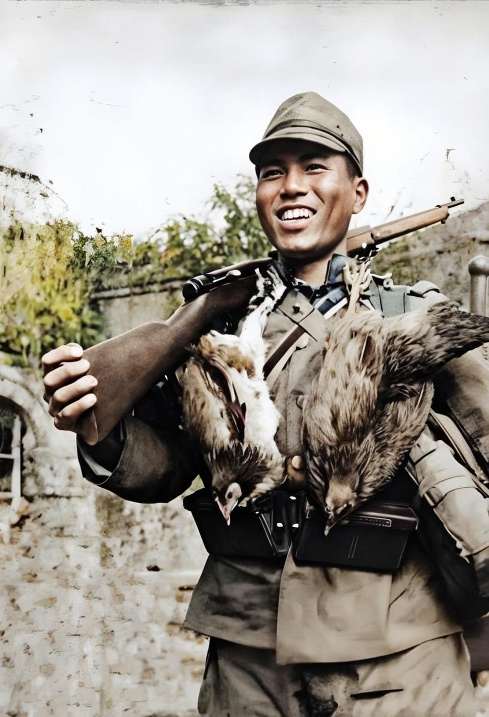 侵华日军士兵把抢来的两只鸡挂在了脖子上，还一脸炫耀的笑容