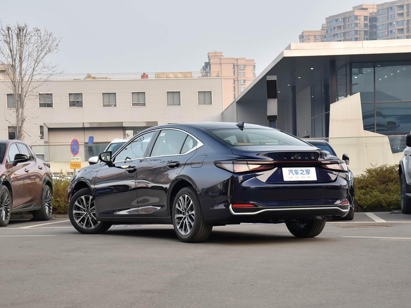 车市观察我现在开始能欣赏雷克萨斯ES200了，首先这车价格合理了，纯进口25万