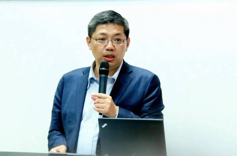 又是北京大学教授，又是中国人民银行研究生部和中央财经大学的兼职教授，还享受