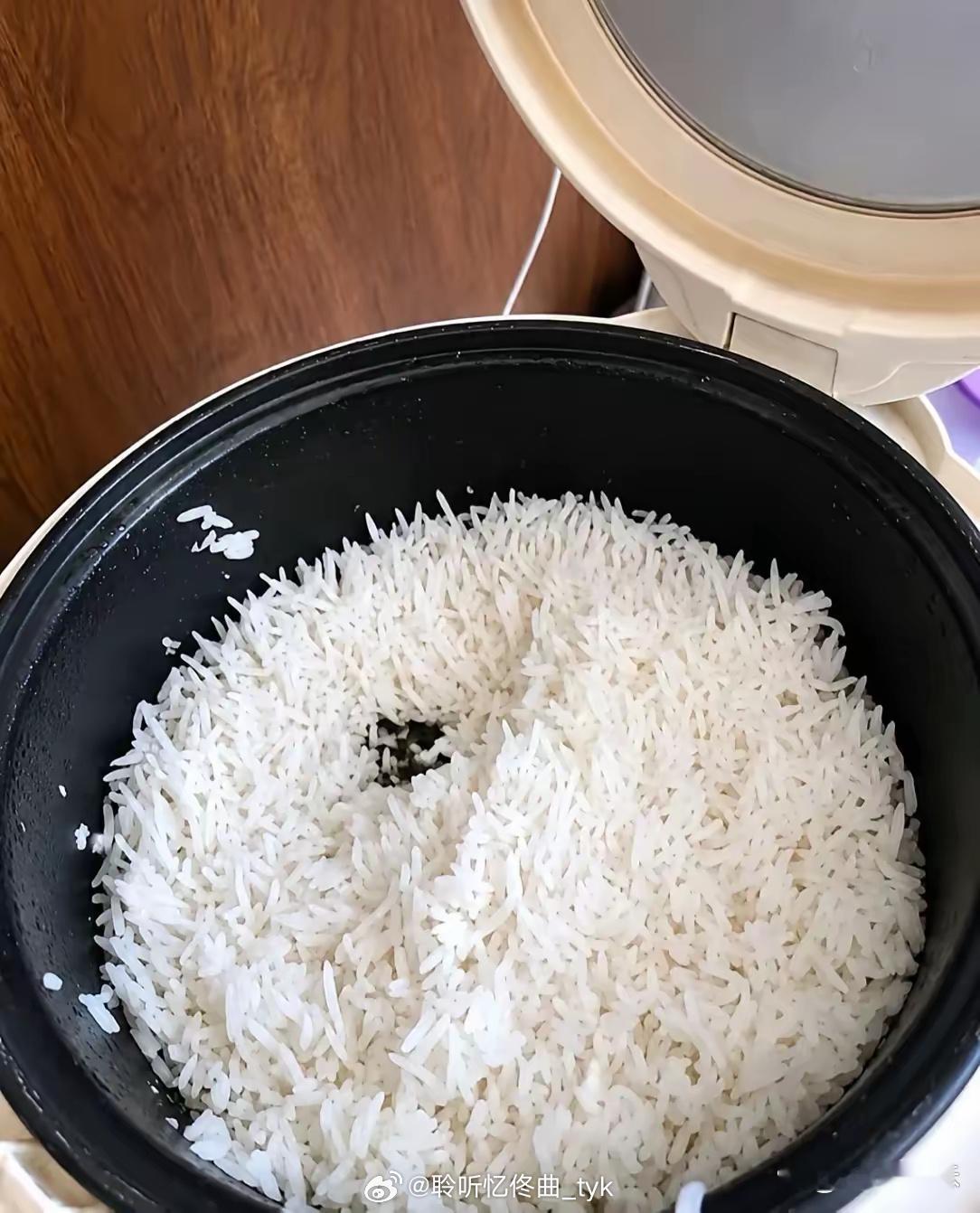 女婿出差带回来的大米，煮熟怎么朝上立起的？这能吃吗？