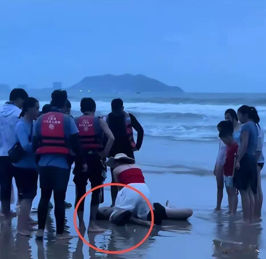 三亚下海游泳溺亡的男子竟然是海军退役的。那么他就是会游泳的。那么为什么溺水身亡呢