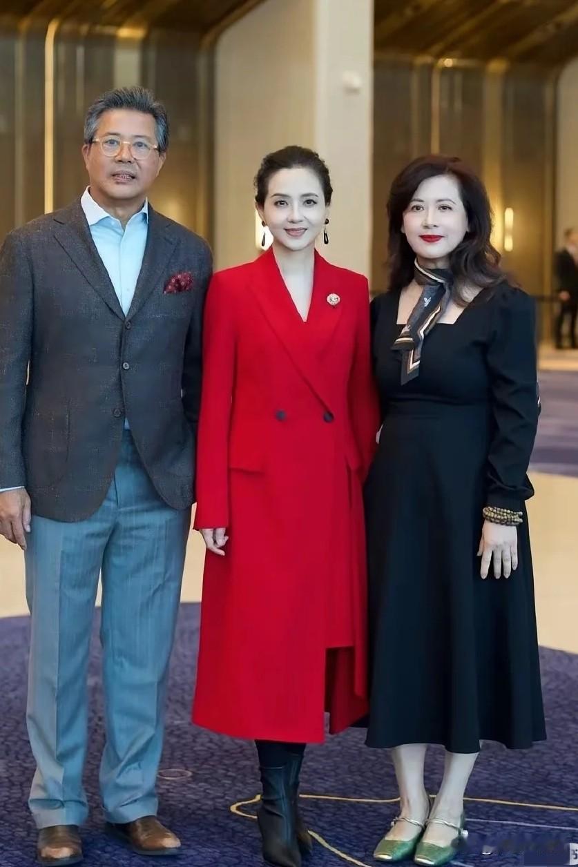 大家认识这三位著名演员吗？我只认识中间穿红衣的美女叫陶慧敏，70年代演《杨乃武与