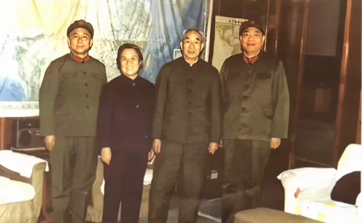 1984年，徐向前元帅夫妇与两位时任大军区司令员——成都军区司令员王诚汉和广州军