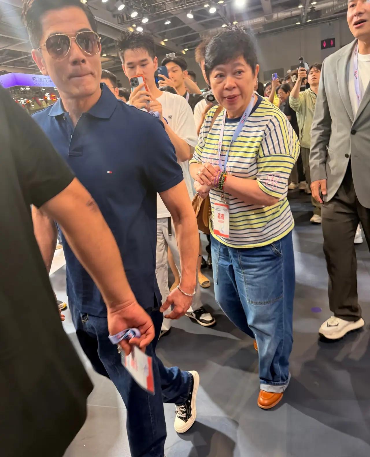 这郭富城的经济人小美，看着好普通，就像是个普通大妈，完全没有职场女强人的干练和气