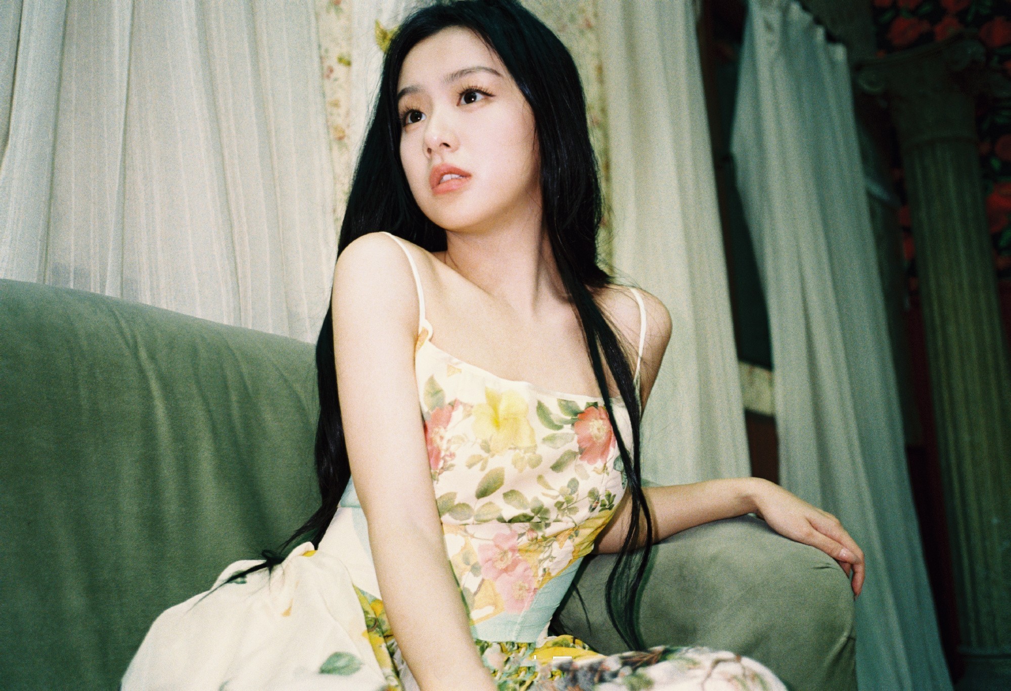 包上恩，碎花吊带，甜美怡人。包上恩