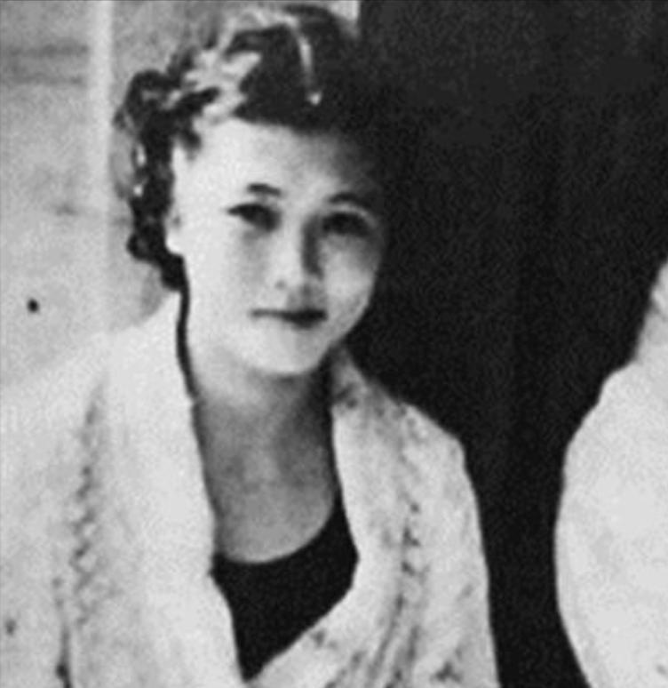 1937年，19岁“游泳皇后”杨秀琼结婚。她提出想避孕10年，丈夫爽快答应。不到