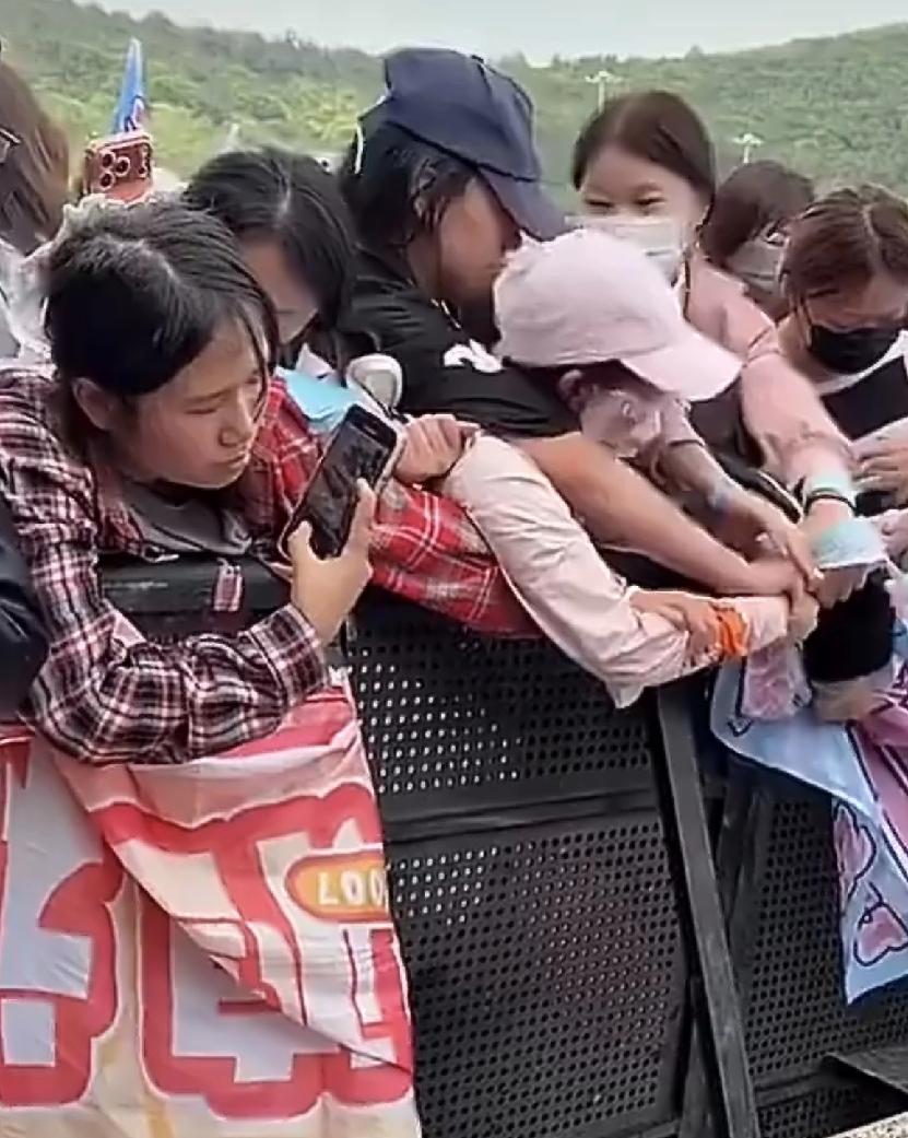 突然对穆祉丞这个人很好奇，到底是一个什么样的明星，唯粉和CP粉这么水火不容？在