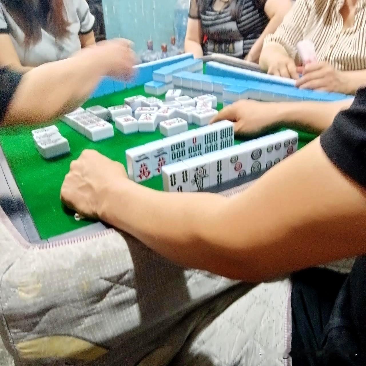 昨天下午，去芳芳麻将馆打麻将麻将馆今天生意不错，开了三桌，我们这桌开打之前