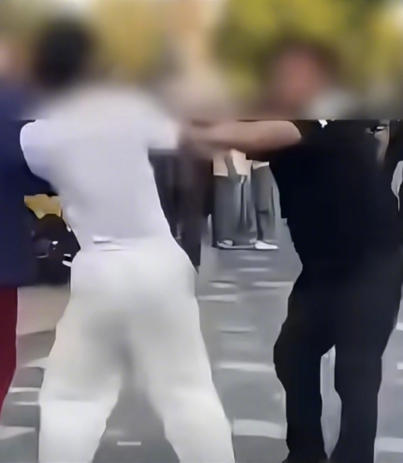 #劝阻吸烟被打游客与迪士尼和解#【上海迪士尼游客劝阻吸烟被打后续：已与园方和解并