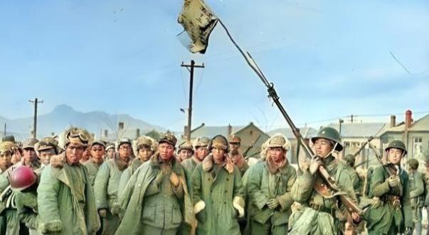 1946年9月，大批解放军战士被蒋军俘虏，但解放军战士显然不服气。他们的武器装备