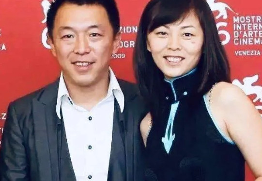 那年，黄渤考入了北影学院，可是交不起学费，女同学小鸥拿出了自己全部的积蓄2400
