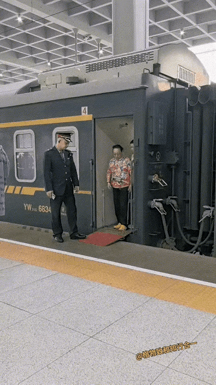 每当我心情不好的时候总会看看这张照片这位列车员为了老了以后有退休金默默承受了多