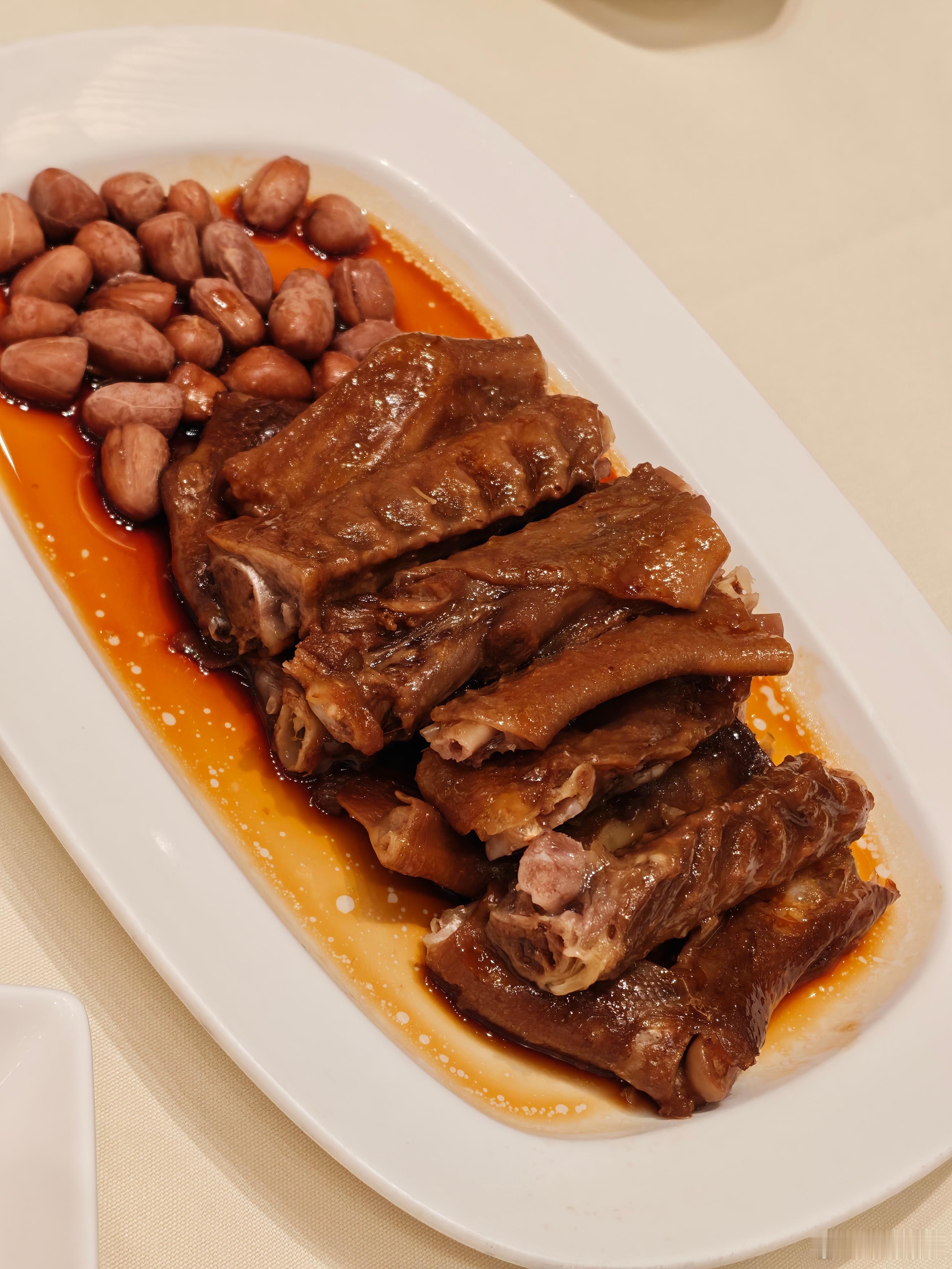 今晚吃利苑，相比于这种高端餐厅，说真的我还是更喜欢大排档