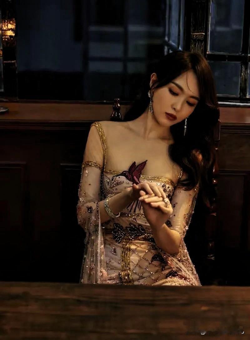 我同学有个朋友在剧组里工作，他说见过唐嫣好几次，印象最深的是第一次见到的时候，差