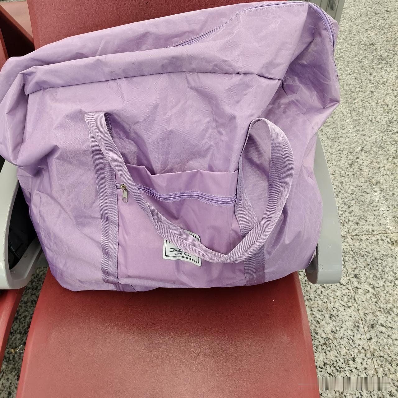 我急得快哭了！下了火车直接打车到我弟楼下。心想不能空手上我弟家，提着行李，逛了两